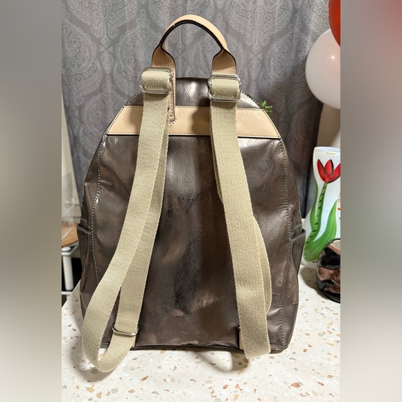 MICHAEL KORS JET SET BACKPACK
PALE GOLD MONOGRAM - Picture 3 of 17